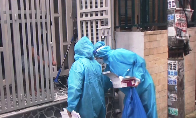 TP Hồ Chí Minh: Đi từng ngõ, gõ cửa từng nhà hướng dẫn người dân tự xét nghiệm