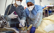 COVID-19 cướp đi mạng sống của 180.000 nhân viên y tế trên toàn thế giới