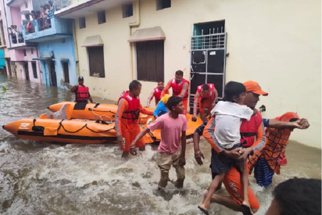 Lũ lụt và sạt lở đất cuốn trôi nhà cửa, khiến hơn 150 người thiệt mạng ở Ấn Độ và Nepal