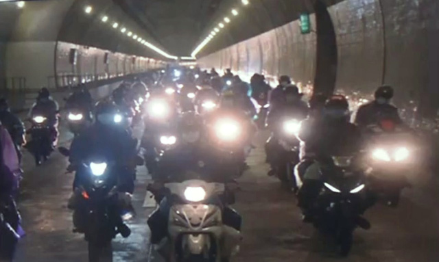 Mở cửa 4 hầm trên QL1 hỗ trợ người dân phía Nam đi xe máy về quê