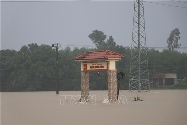 Các tỉnh miền Trung khắc phục hậu quả mưa lũ, tiếp tế khu vực bị chia cắt