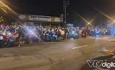 Hàng nghìn người dân đi xe máy từ TP Hồ Chí Minh về quê trong đêm gây ùn tắc nghiêm trọng