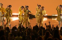 BTS “đốt cháy” sân vận động Sofi của Mỹ