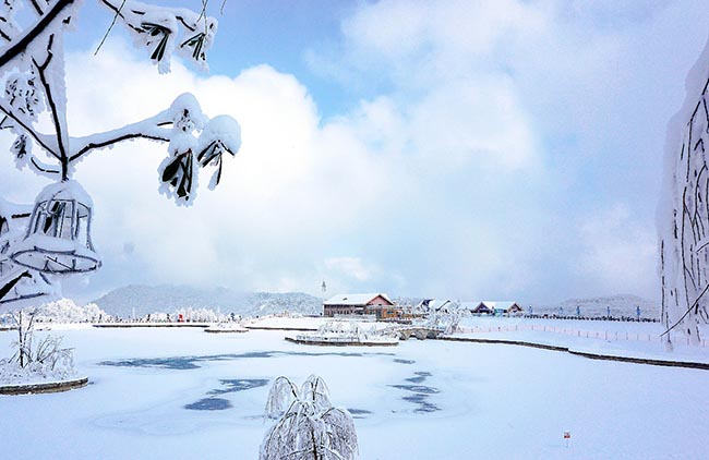 Khung cảnh tuyết trắng tuyệt đẹp trên ngọn núi nổi tiếng nhất Trung Quốc