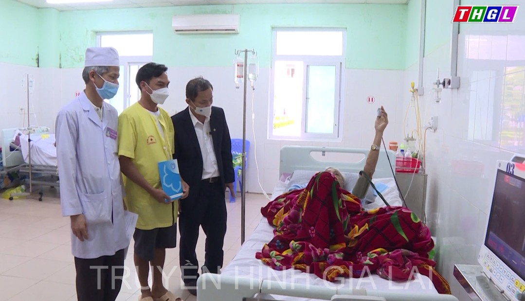 BHXH tỉnh Gia Lai thăm và tặng quà cho bệnh nhân có hoàn cảnh khó khăn nhân dịp Tết Nhâm Dần 2022