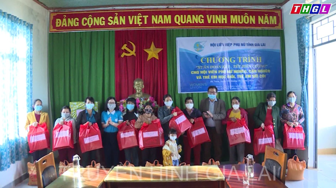 Trao tặng 70 phần quà cho phụ nữ vùng biên giới