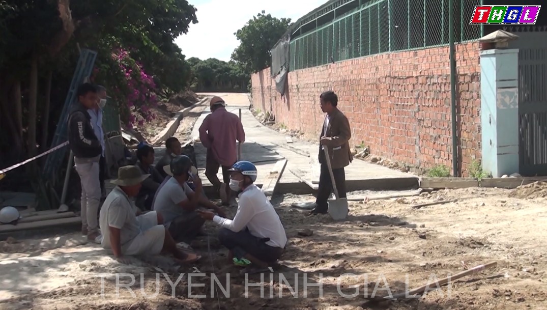 Cựu chiến binh gương mẫu hiến đất làm đường