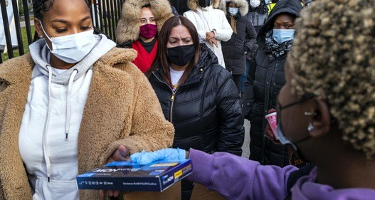 Omicron đặc biệt nguy hiểm với người chưa tiêm vaccine, thế giới lần đầu có gần 3,4 triệu ca mắc mới/ngày