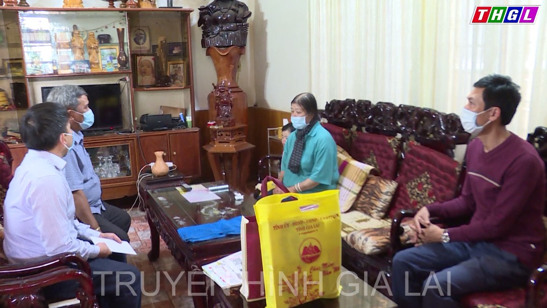 Đồng chí Hồ Văn Điềm – Uỷ viên BTV Tỉnh ủy, Chủ tịch Uỷ ban MTTQ Việt Nam tỉnh Gia Lai làm trưởng đoàn đã đi thăm, chúc Tết Nguyên cán bộ hưu trí