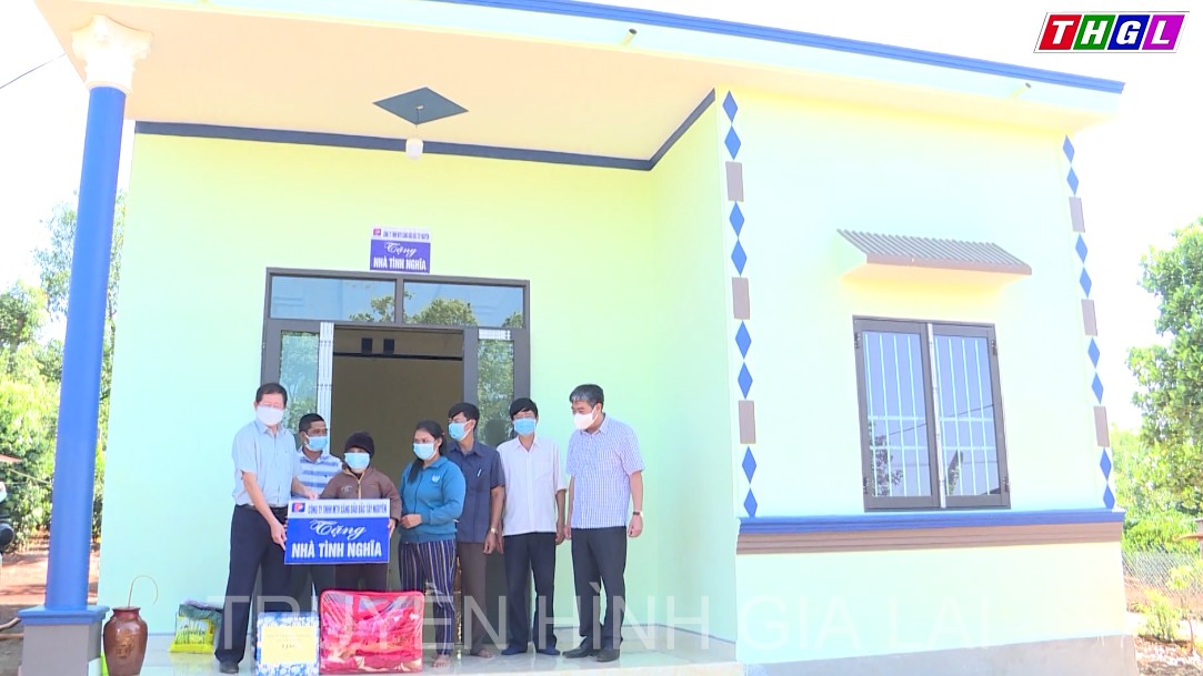 Giúp hộ nghèo vùng biên an cư đón Tết