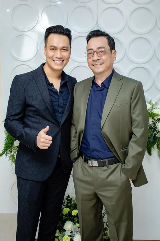 Việt Anh thăm mộ NSND Hoàng Dũng ngày cuối năm, Mỹ Tâm đón tuổi mới bên gia đình