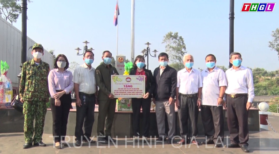 Đồng chí Phạm Thị Lan – Phó Chủ tịch UBMTTQVN tỉnh Gia Lai tặng quà, chúc Tết Hội người Việt Nam tại tỉnh Ratanakiri – Vương quốc Campuchia