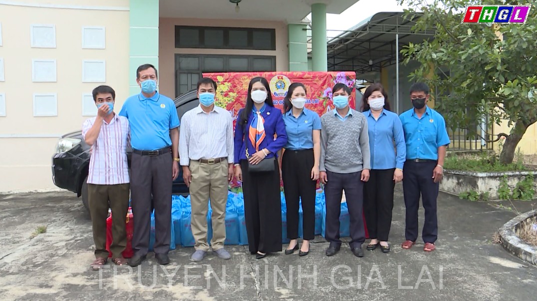 LĐLĐ tỉnh Gia Lai trao quà Tết sum vầy 2022 tại các đơn vị bảo vệ rừng và đoàn viên công đoàn 5  huyện phía Đông