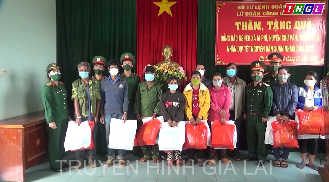 Lữ đoàn Công binh 280 tặng quà Tết cho người nghèo