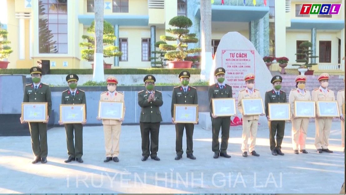 Nhiều tập thể, cá nhân được khen thưởng 