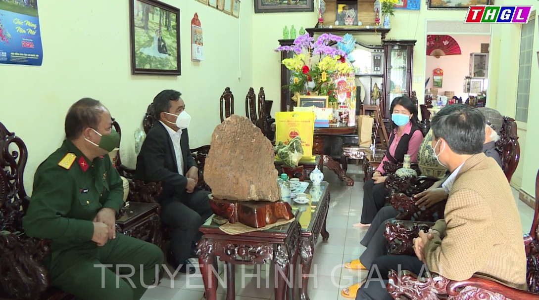 Bí thư Tỉnh ủy Hồ Văn Niên thăm, tặng quà Tết gia đình và các đồng chí nguyên Bí thư Tỉnh ủy cùng một số đơn vị quân đội đóng quân trên địa bàn tỉnh