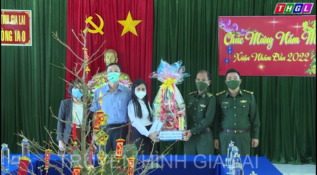 Hội LHPN Chư Păh thăm tặng quà tết tại Đồn Biên phòng Ia O