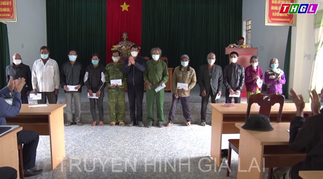 Công ty Cao su Chư Pah trao 110 suất quà cho các gia đình chính sách      