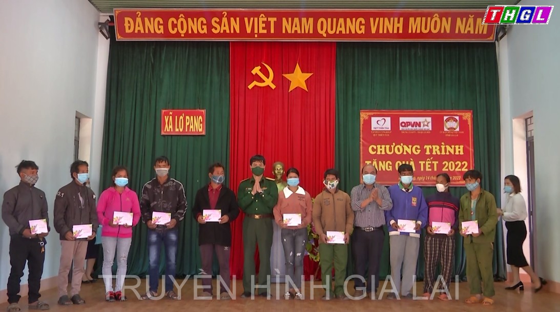 Tặng 150 suất quà Tết cho các hộ nghèo tại huyện Mang Yang