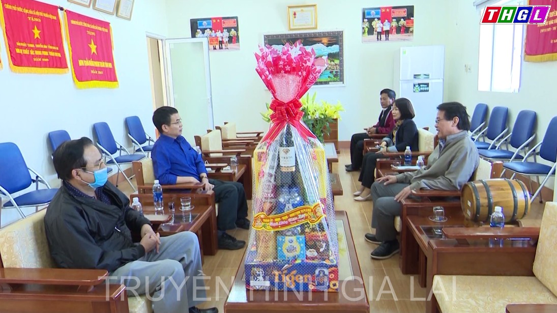 Phó Bí thư Thường trực Thành ủy Pleiku thăm, chúc Tết các đơn vị và gia đình người có công tiêu biểu