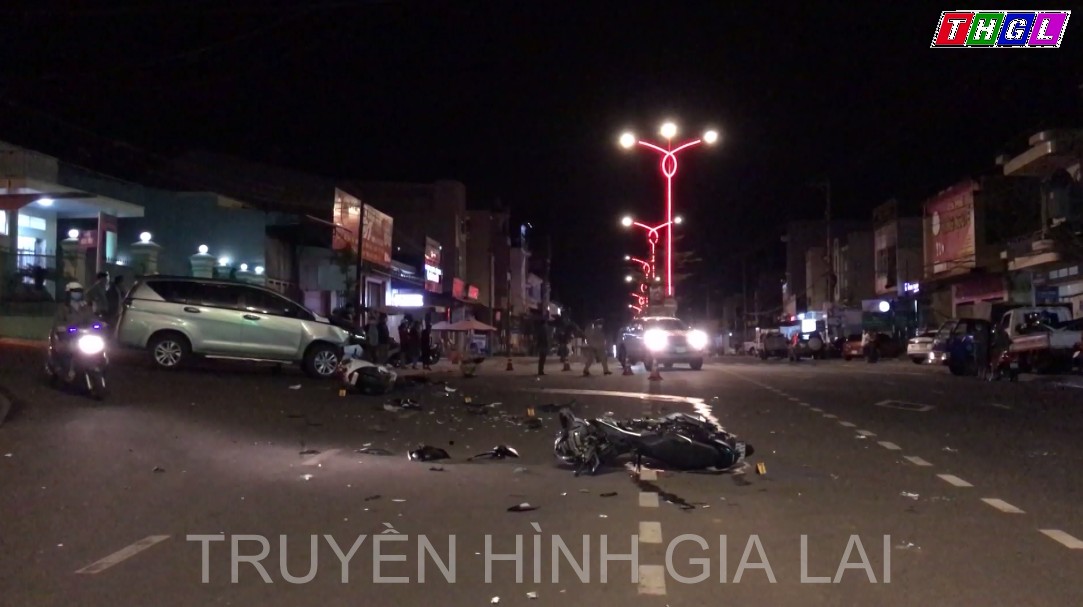 Tai nạn giao thông liên hoàn tại ngã tư Cách Mạng Tháng Tám – Bùi Dự (thành phố Pleiku) khiến 2 người bị thương nặng