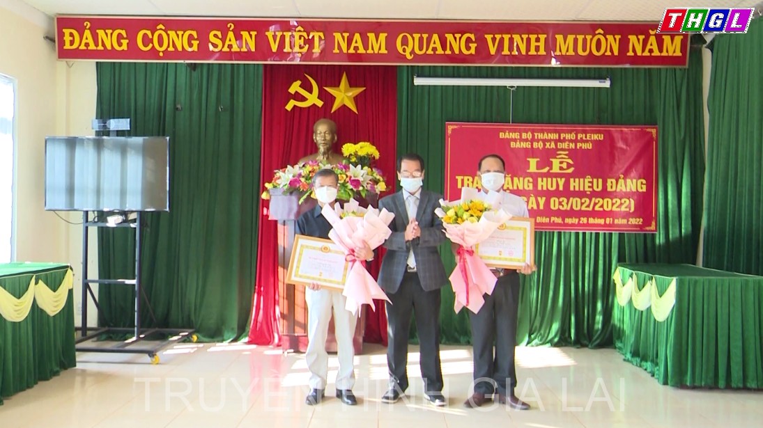 Thành ủy Pleiku trao huy hiệu Đảng cho 82 đảng viên đợt 3/2