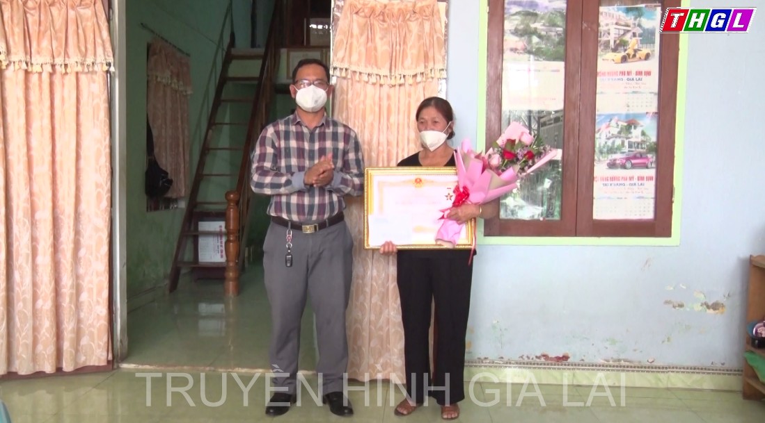 UBND huyện Kbang trao danh hiệu “Bà mẹ Việt Nam Anh hùng” cho thân nhân mẹ Phạm Thị Thiếp.