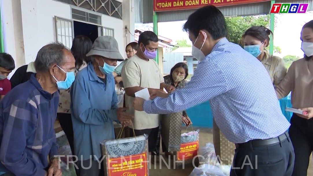 Chủ tịch UBND  TP. Pleiku trao 50 suất quà của Bí thư Tỉnh ủy cho người dân phường Trà Bá