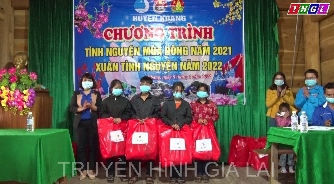 Huyện Kbang trao tặng 150 phần quà tết cho học sinh và hộ chính sách khó khăn