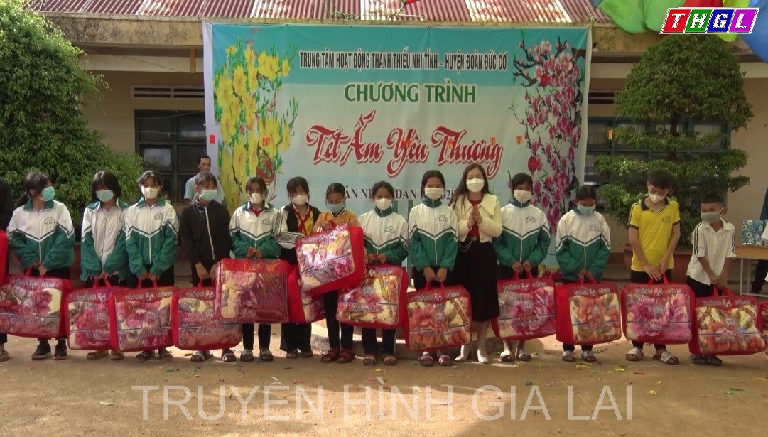 Trung tâm hoạt động Thiếu thanh niên tỉnh Gia Lai tổ chức chương trình “Tết ấm yêu thương” cho thiếu nhi xã Ia Lang, huyện Đức Cơ