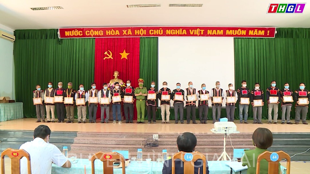 Tuyên dương 51 người có uy tín tiêu biểu tại thị xã Ayun Pa và các huyện: Krông Pa, Ia Pa, Phú Thiện