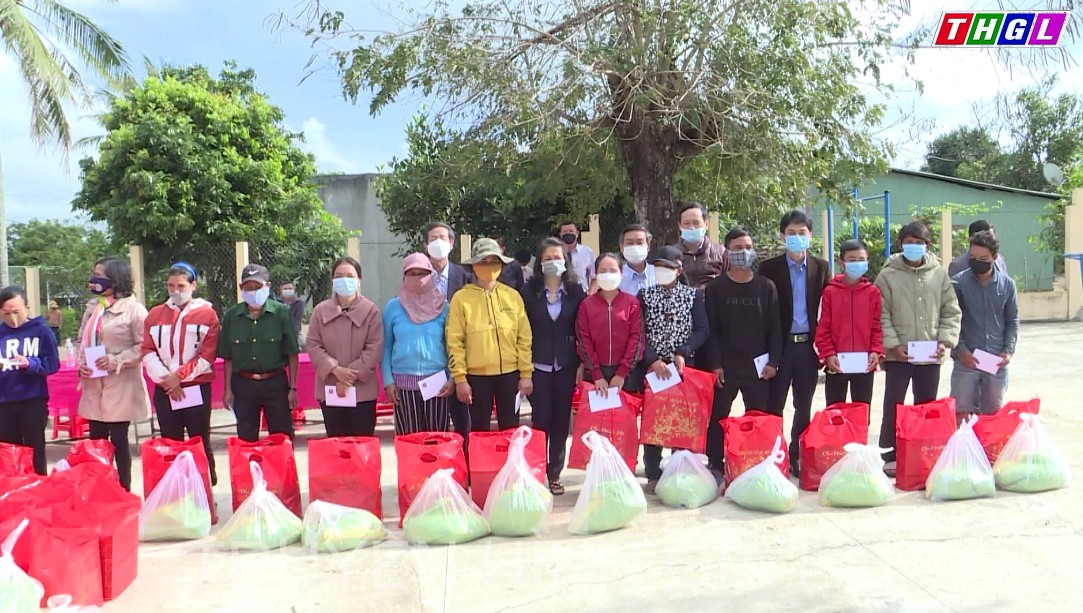 Ủy ban Kiểm tra Tỉnh ủy thăm, tặng quà Tết cho hộ nghèo ở huyện Đak Pơ