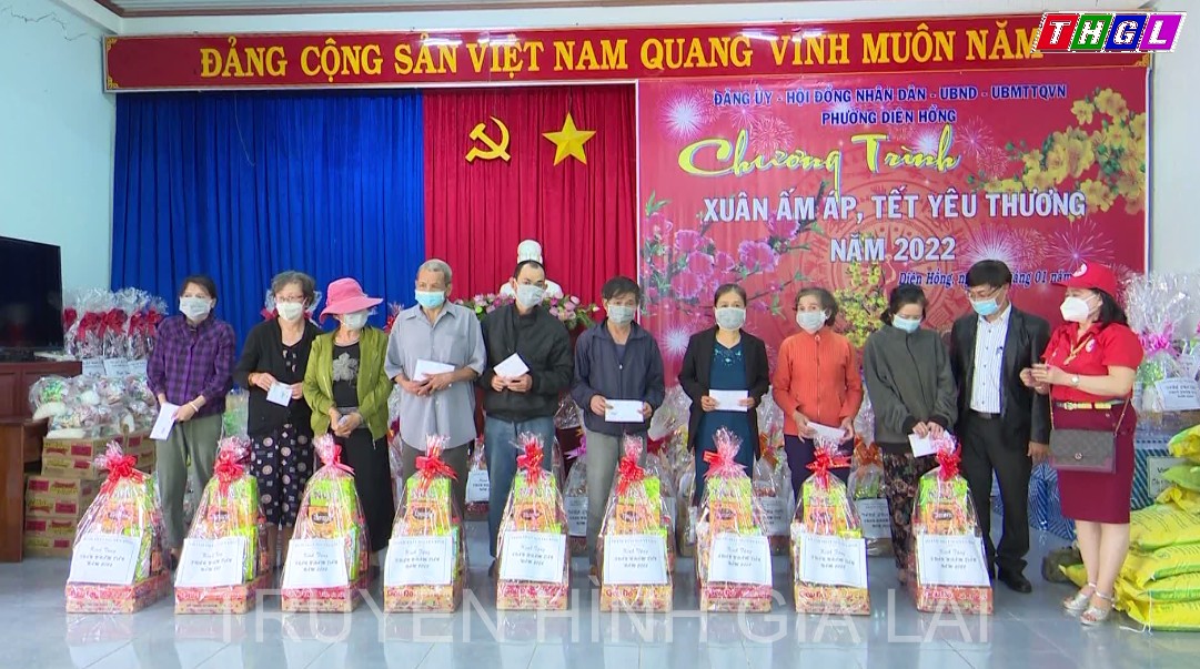 Các xã, phường trên địa bàn TP. Pleiku tặng quà cho hộ nghèo, khó khăn