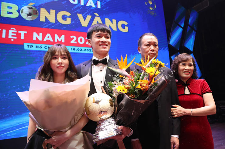 Hoàng Đức giành “Quả bóng vàng Việt Nam”, rạng rỡ sánh đôi bạn gái xinh đẹp