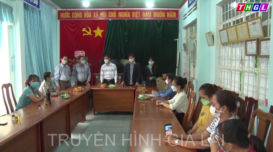Lãnh đạo huyện Ia Pa thăm, tặng quà y-bác sỹ nhân Ngày Thầy thuốc Việt Nam 27-2