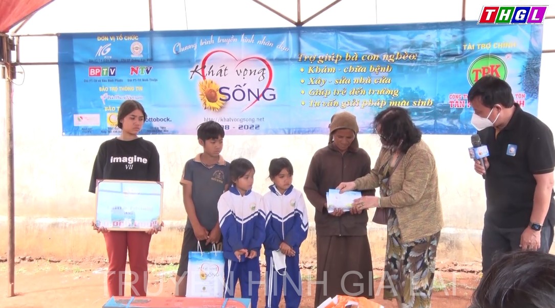 Chương trình truyền hình nhân đạo “Khát vọng sống” thăm và tặng quà hộ nghèo xã Ia Glai, huyện Chư Sê