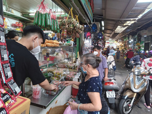 Khai trương đầu năm, nhiều cửa hàng buôn bán tấp nập