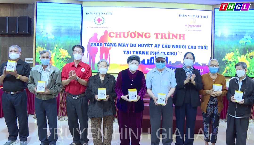 Hội Chữ thập đỏ tỉnh Gia Lai tổ chức Chương trình tặng máy đo huyết áp miễn phí cho người cao tuổi trên địa bàn TP. Pleiku