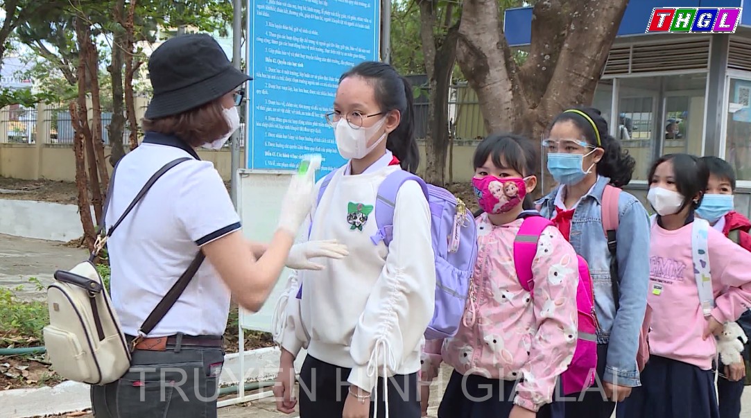 Học sinh ở những vùng không có nguy cơ về dịch Covid-19 tại Gia Lai phấn khởi đến trường học trực tiếp