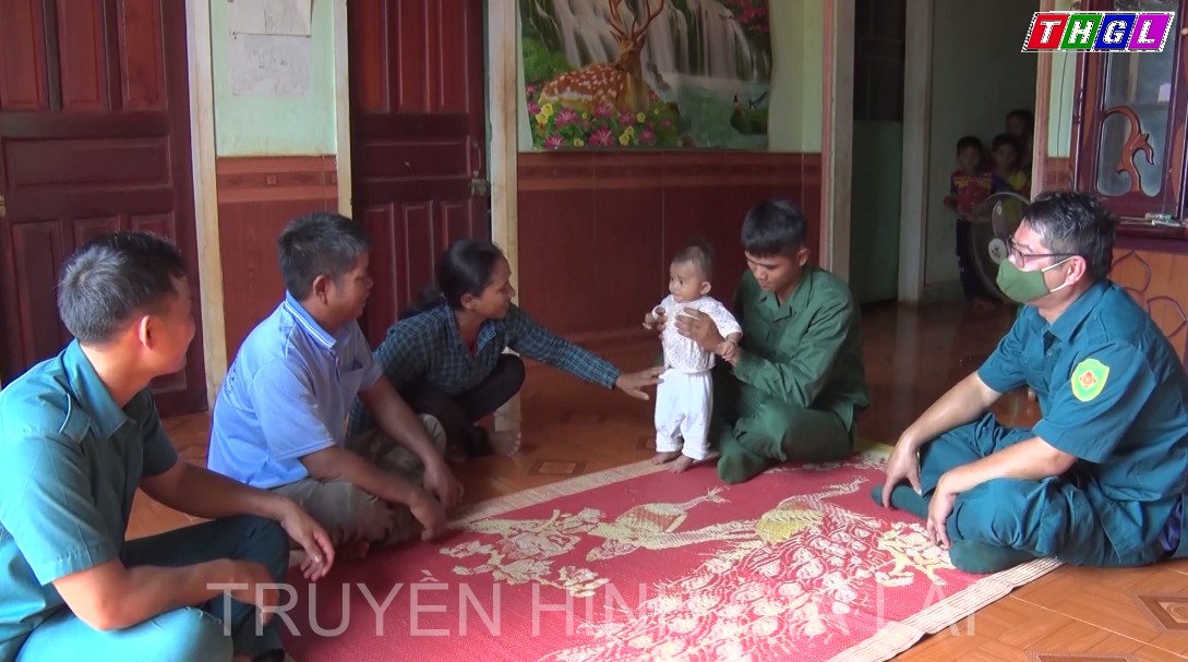 Thanh niên xã biên giới Ia Pnôn, huyện Đức Cơ viết đơn tình nguyện lên đường nhập ngũ