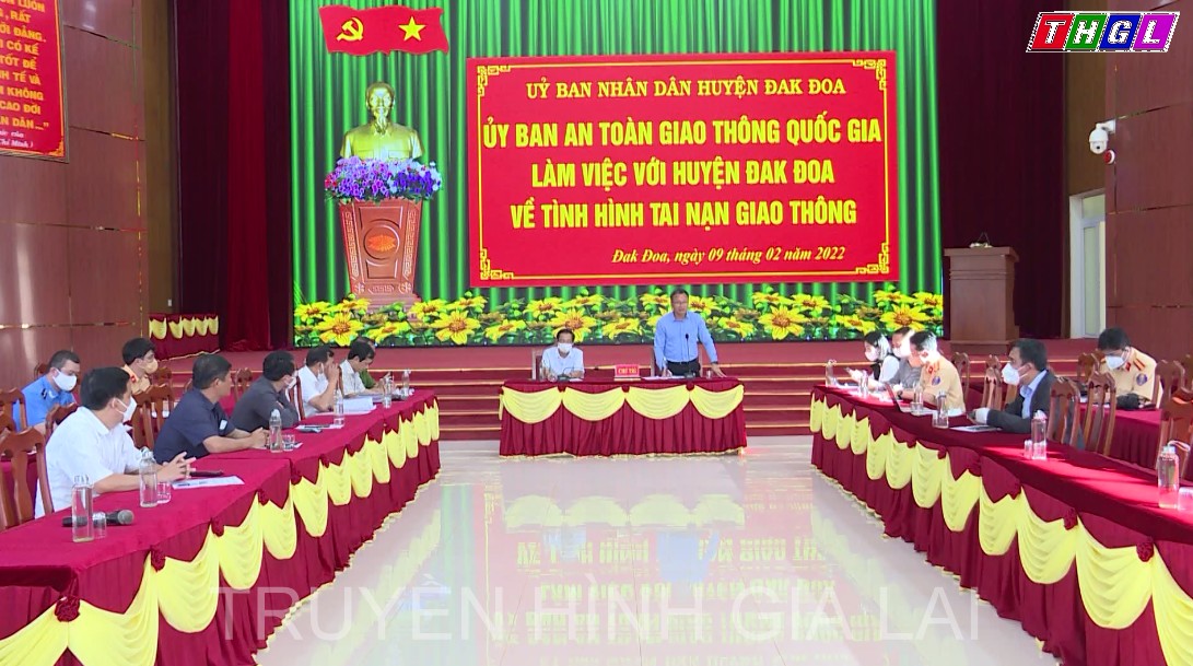Đồng chí Khuất Việt Hùng – Phó Chủ tịch chuyên trách Ủy ban An toàn giao thông Quốc gia trực tiếp chỉ đạo công tác khắc phục hậu quả vụ tai nạn giao thông đặc biệt nghiêm trọng và thăm hỏi, chia buồn các gia đình nạn nhân
