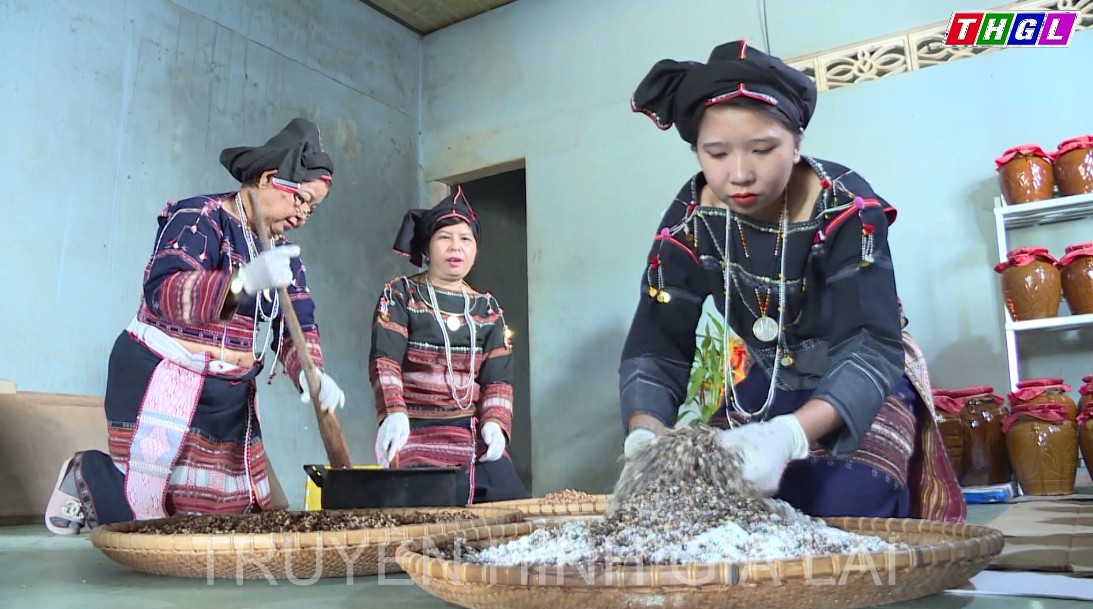 Lưu giữ văn hóa truyền thống trong đời sống ở làng Leng Tô