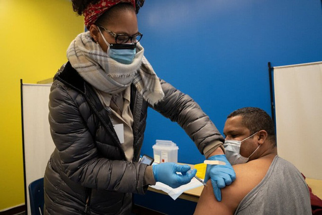 Mỹ xem xét phê duyệt tiêm mũi vaccine thứ tư ngừa COVID-19