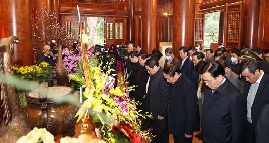 Thủ tướng dâng hương tưởng niệm Chủ tịch Hồ Chí Minh