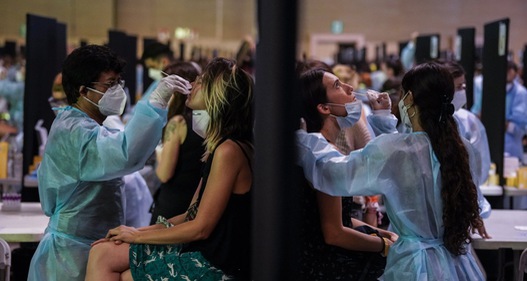 Nhiều nước gỡ bỏ hầu hết quy định phòng chống dịch, Trung Quốc ghi nhận kỷ lục hơn 1.300 ca mắc COVID-19 mới