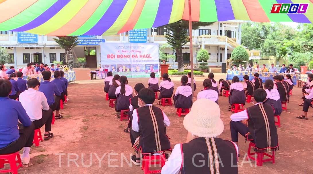CLB Bóng đá Hoàng Anh Gia Lai tặng quà cho học sinh dân tộc thiểu số huyện Đak Đoa