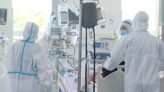 Nhiều bệnh nhân cao tuổi mắc COVID-19 được phẫu thuật cứu sống kịp thời