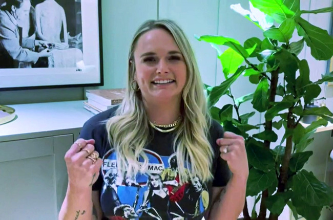 Miranda Lambert quá bất ngờ khi nhận giải Nghệ sĩ giải trí của năm của ACM Awards 2022