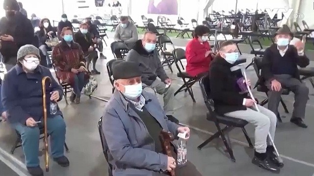 Nhiều nước mở rộng tiêm mũi tăng cường hoặc rút ngắn khoảng cách giữa các mũi tiêm