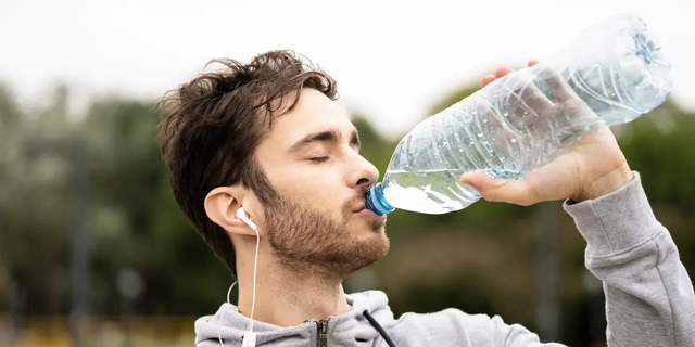 Uống quá nhiều nước có thể “tàn phá” cơ thể của bạn đến mức nào?